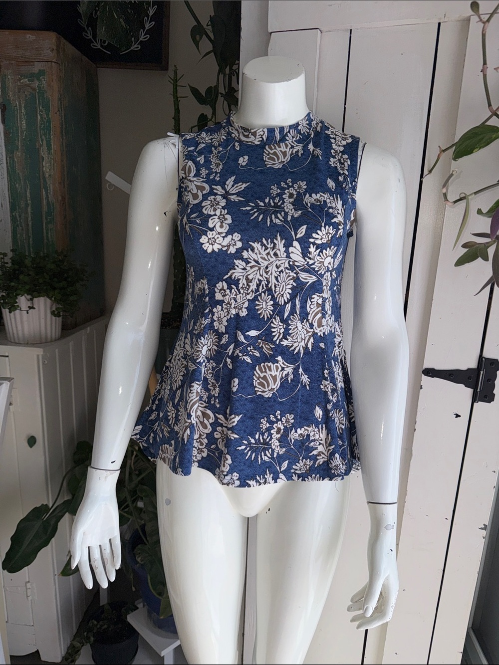 Suzy Shier sleeveless, mockup neck peplum blouse white beige blue NWOT